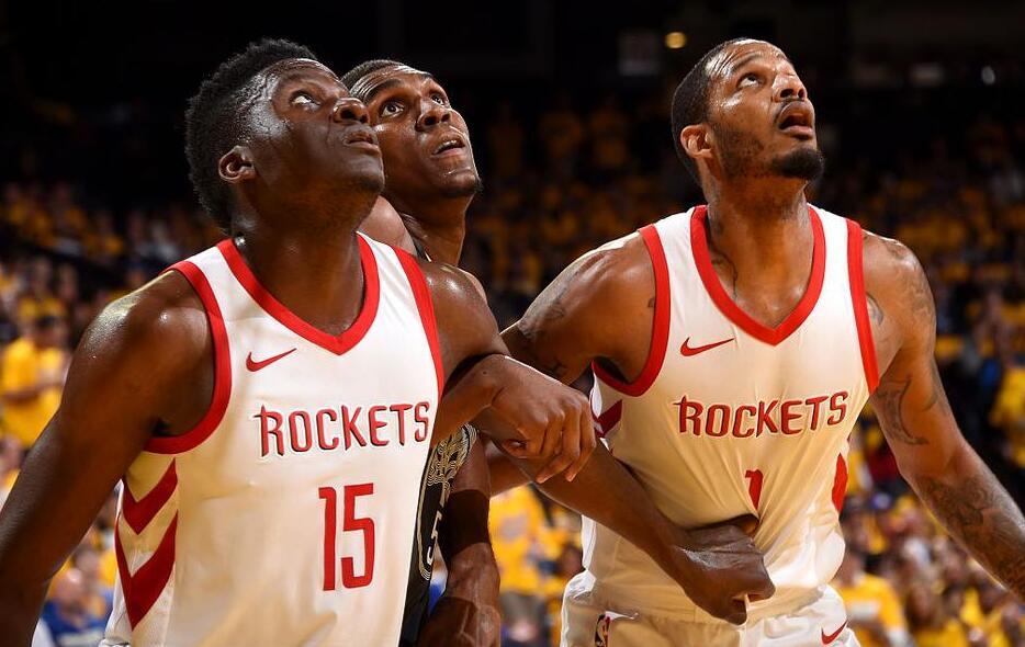 后卫关键拦截，守住关键领先（后卫致命抢断，稳住领先优势）