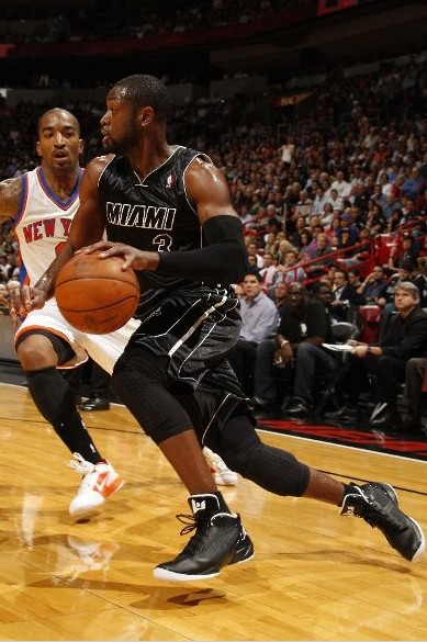 队报：卡马拉凶狠铲舍瓦利耶逃过红牌，裁判仅出示黄牌引争议（队报：卡马拉飞铲舍瓦利耶疑似红牌却仅吃黄牌，判罚引发争议）