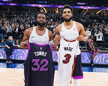 足球世界杯主题周边开售，球迷抢购（世界杯主题周边上架，球迷热购）