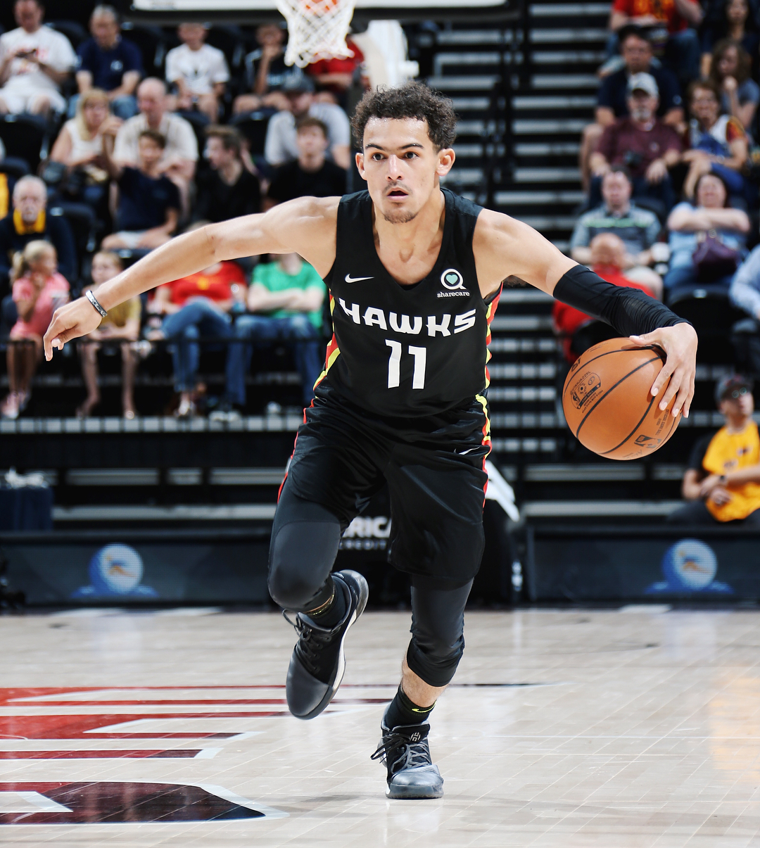 豪门俱乐部官宣主帅续约，合同长达三年（豪门球队官宣与主帅续约，三年长约达成）