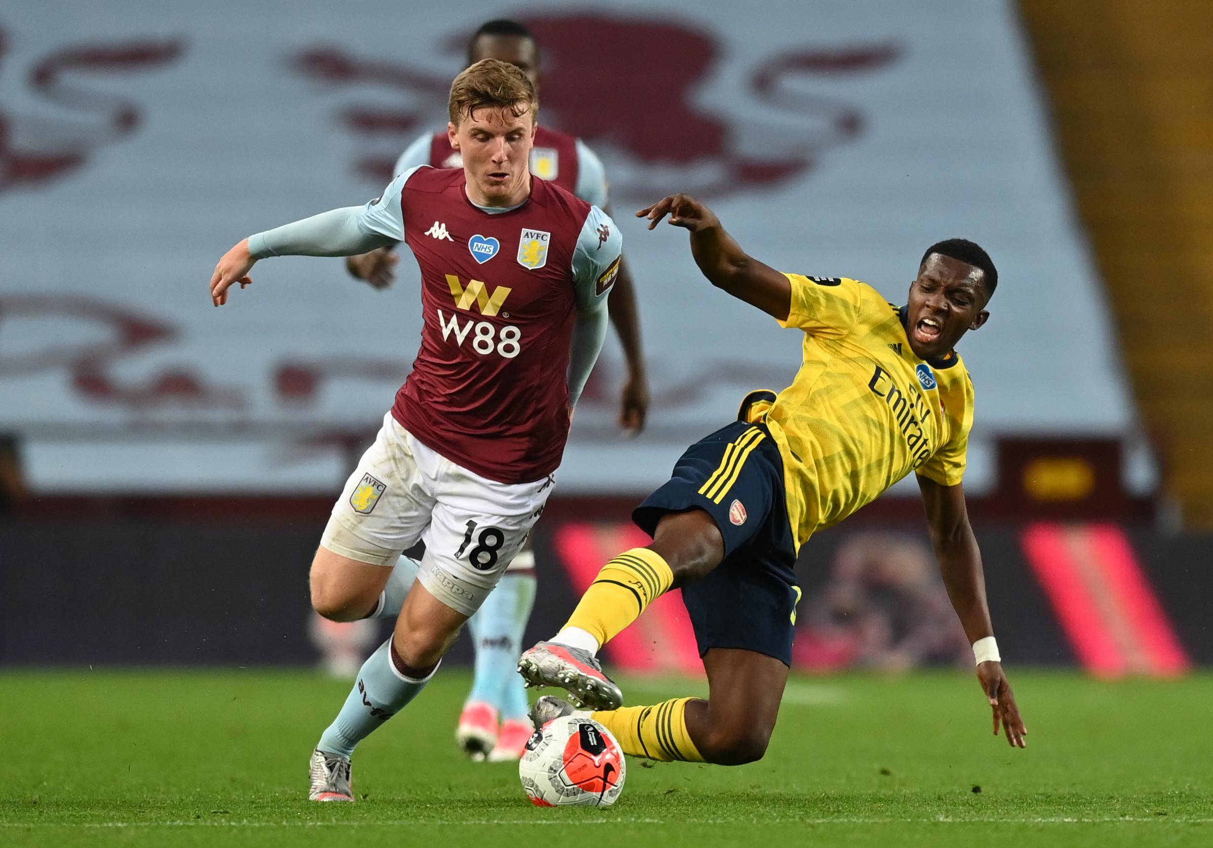 门将连续零封对手，稳定后防（门将连场零封，后防稳若磐石）