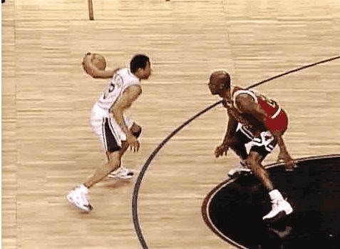 芒特进球后奔向B费，眼神启动诠释默契（芒特破门直奔B费，眼神交流尽显默契）