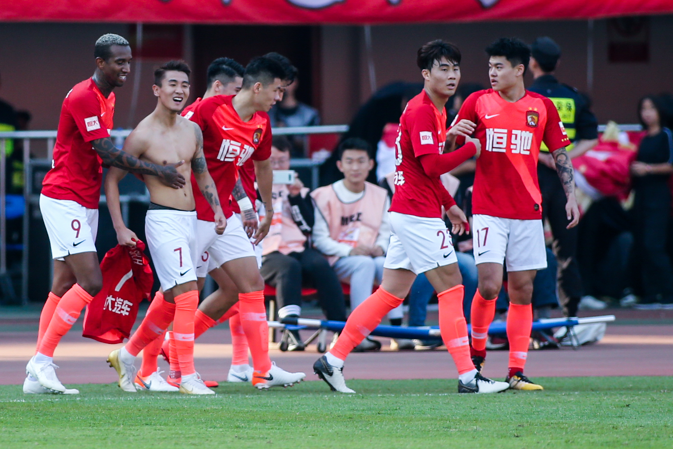 奥尔莫vs阿拉维斯全场数据：梅开二度+5次关键传球，获评9.5分