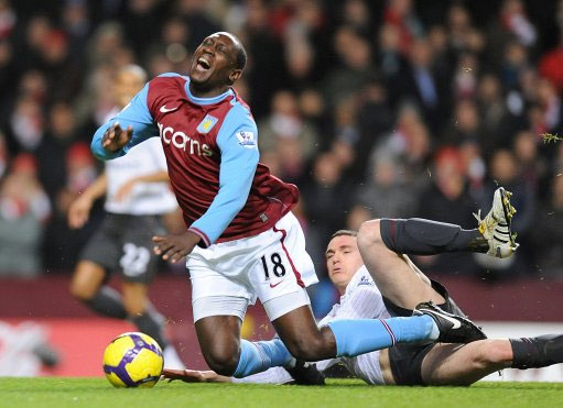 贝克汉姆捧杯狂喜，14岁小七穿抹胸太成熟，大儿子却在家熬汤（贝克汉姆捧杯欢腾，14岁小七抹胸造型引发热议，大儿子在家熬汤）