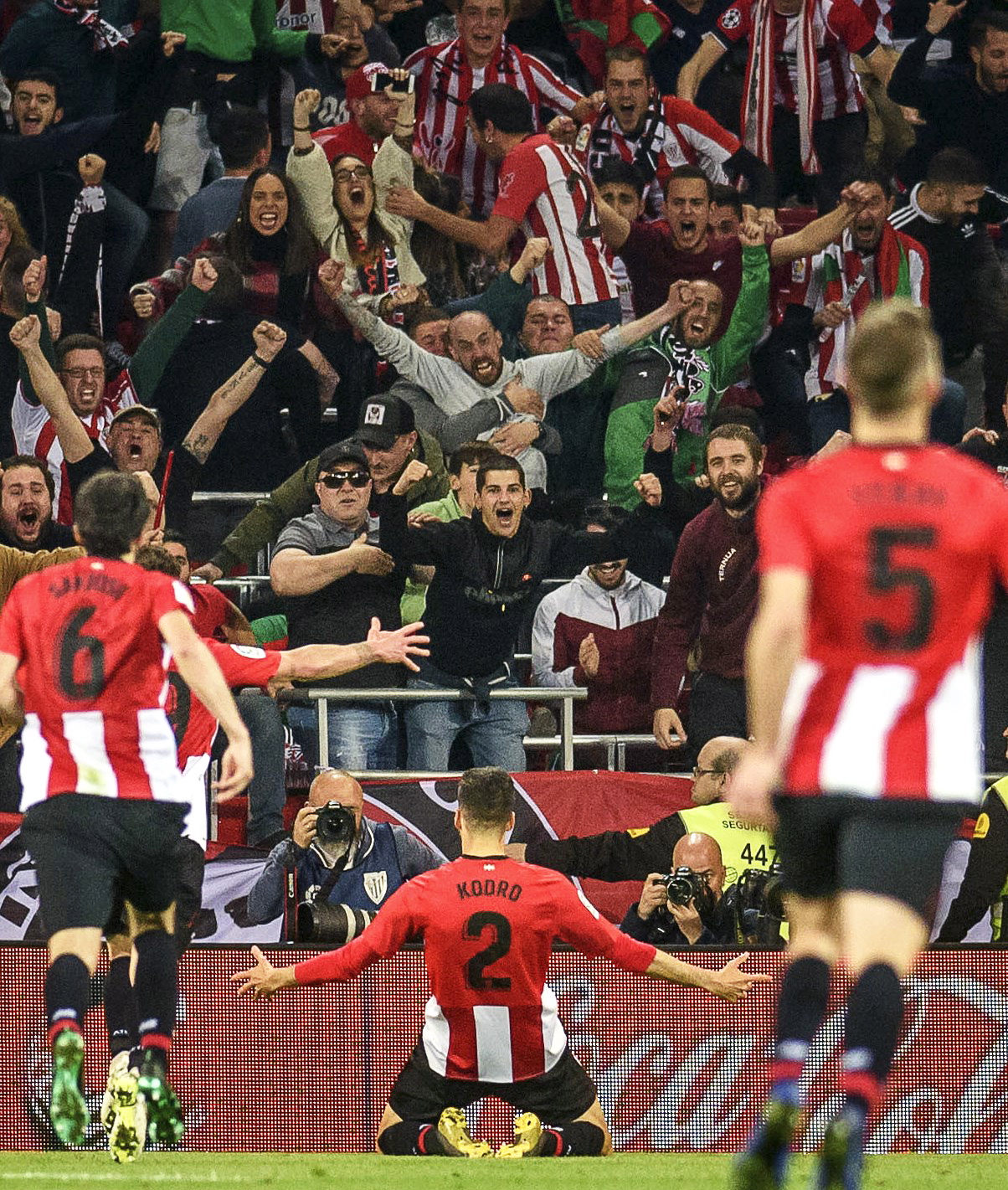 每体：法兰克福球迷在诺坎普制造骚乱，将面临欧足联的处罚（每体：法兰克福球迷在诺坎普闹事，或将遭欧足联处罚）