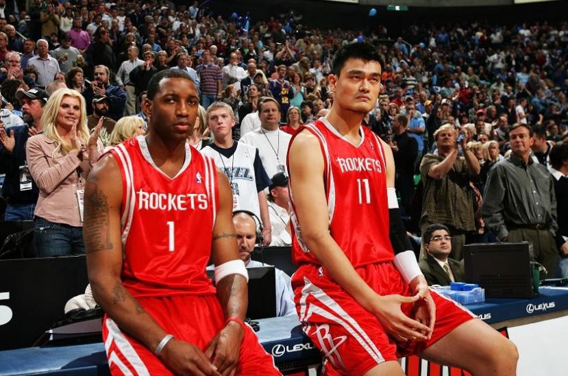 越来越大了，泰州高速口已经搭好巨幅“苏超”冠军标语（泰州高速口挂起巨幅“苏超”冠军标语，声势再升级）