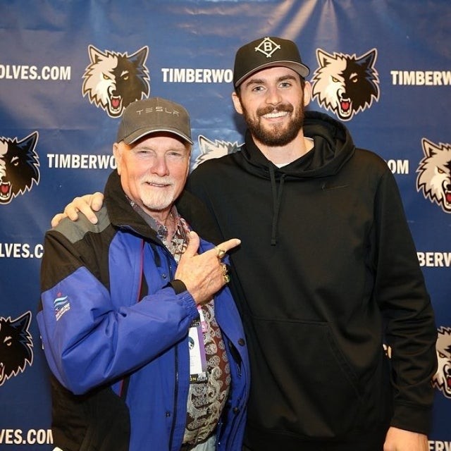 公务还是放松？纳赛尔出现在圣西罗现场观看米兰德比（公务还是休闲？纳赛尔现身圣西罗观战米兰德比）